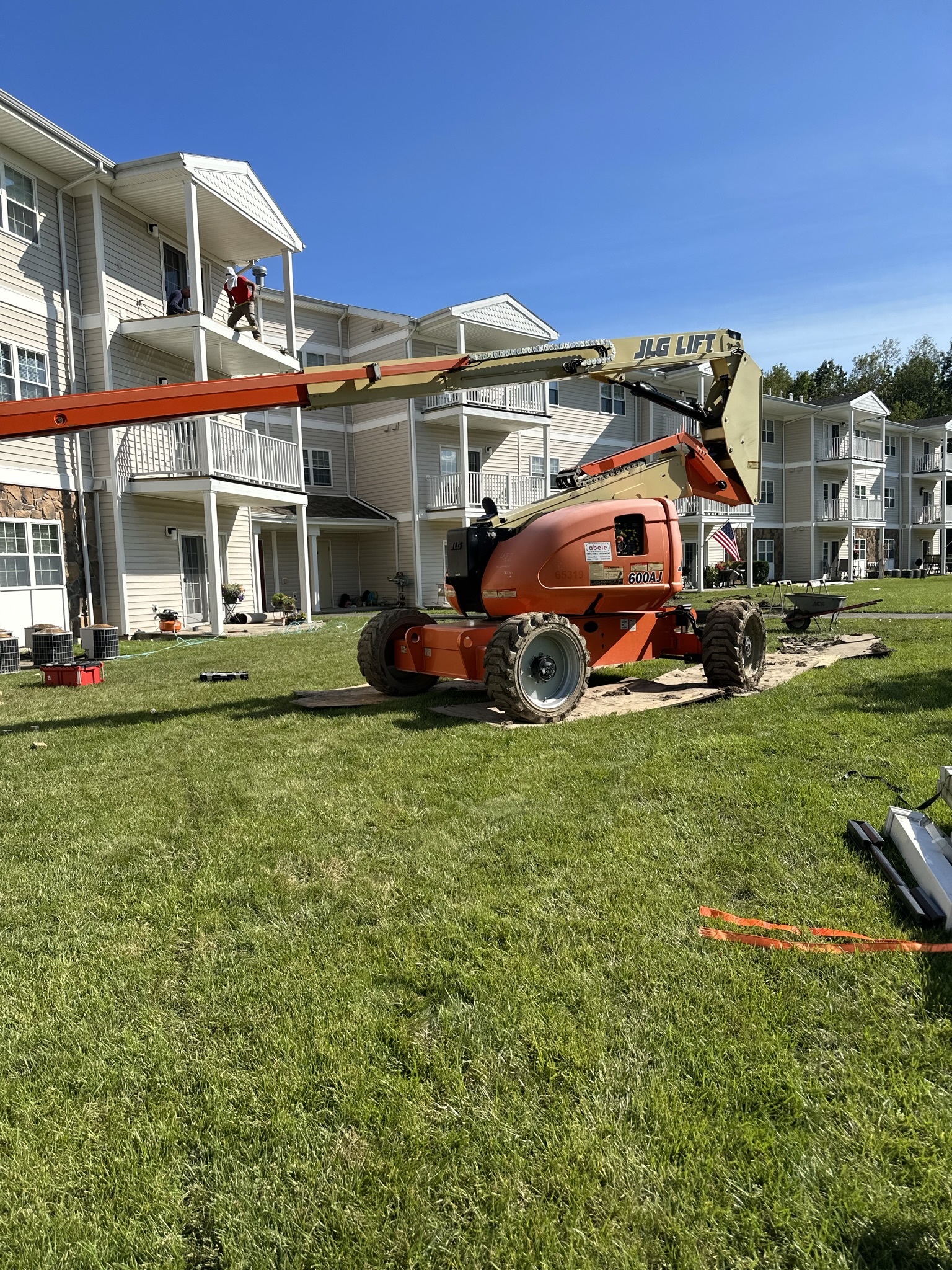 Avant Contracting - JLG boom lift used for exterior work on a multi-story apartment building.